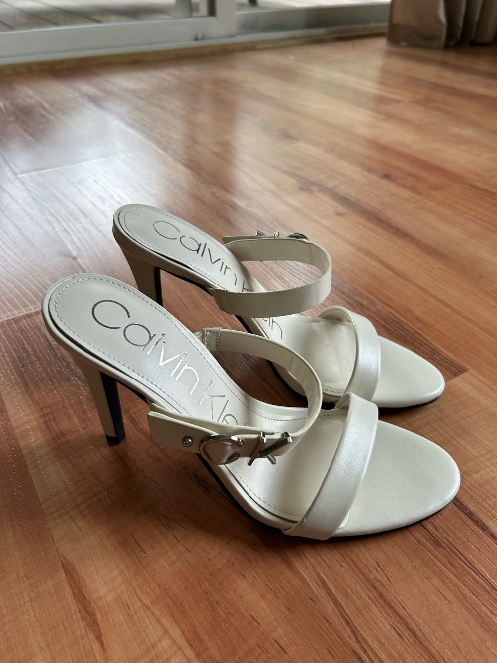 Calvin Klein Strapped Heels in White Women’s Size 8 Classic Cute Basic Feminine